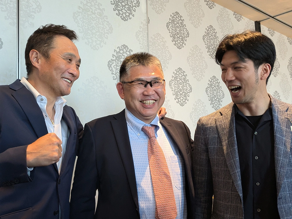 1.本さんをはさんで竹原（左）、村田の元王者