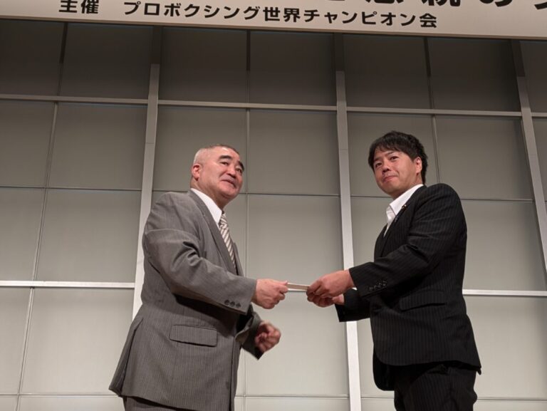 2.清水智信さんに義援金を手渡す浜田会長-768×577