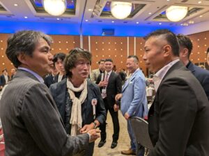 22.「バキ」の作者と談笑する飯田覚士さん、内山高志さん