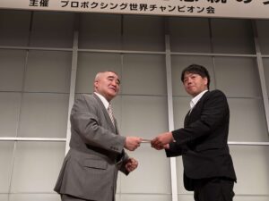 23.清水智信さんに義援金を手渡す浜田会長