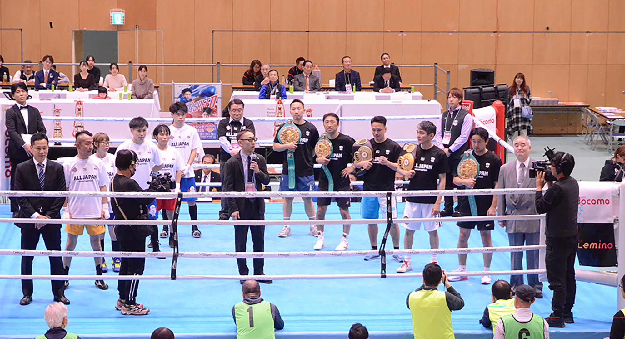 5. ５人は全員チャンピオンベルト持参