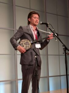 6.江藤光喜・三線を披露