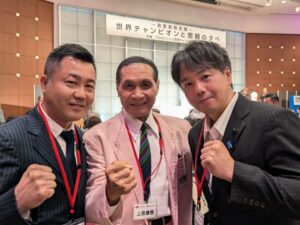 7.元祖沖縄の星上原康恒さんをはさんで坂田健史、清水智信さん