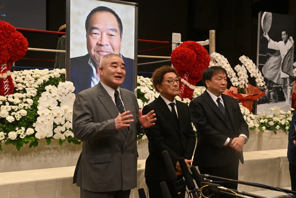 メディアからインタビューを受ける左から浜田・具志堅・大橋の各氏
