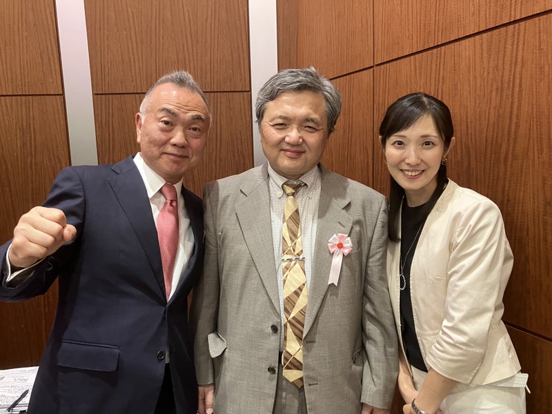 司会の高柳謙一さん、中島そよかさんと