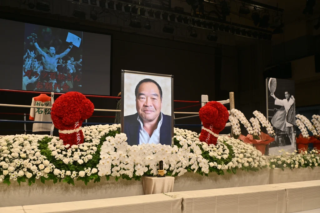 微笑む遺影・赤い花のグローブ