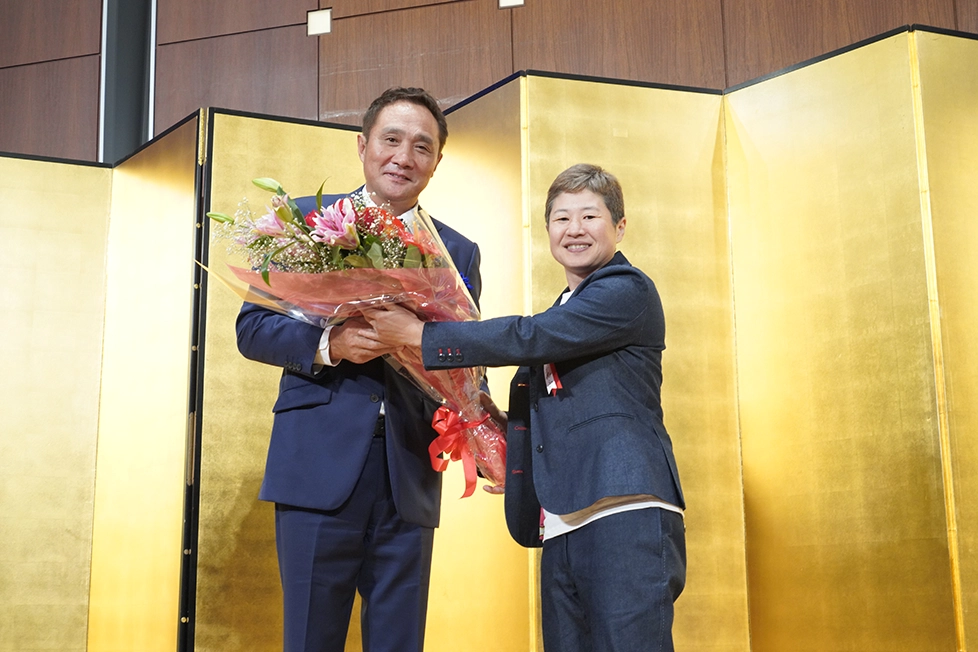 竹原慎二・竹原＆畑山ボクサフィットネスジム会長から花束を贈呈される藤岡さん